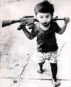 Garoto vietnamita segura arma de brinquedo