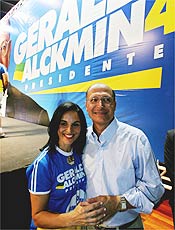 Tucano Geraldo Alckmin e a mulher Lu agradecem os votos na "festa do obrigado" do PSDB