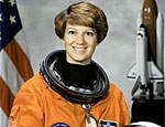Eileen Collins, 48, comanda ônibus espacial Discovery