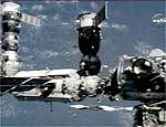 A nave Soyuz, que transporta os integrantes da "Misso Centenrio", acopla-se com sucesso  ISS