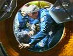 Brasileiro Marcos Pontos (esq)  recebido na ISS