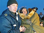 Astronauta brasileiro se protege do frio no Cazaquisto
