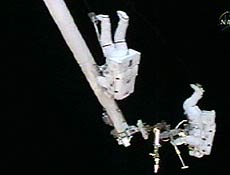 Astronautas Piers Sellers e Mike Fossum durante caminhada espacial neste sbado