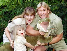 Steve Irwin com a mulher e a filha. O naturalista morreu aps ser atacado por uma arraia