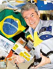 Marcos Pontes posa com o experimento da UFSC na ISS