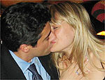 Ralph beija sua noiva, Fabiana Saba (ex-Rede TV!), em NY