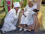 Carlinhos de Jesus beija mo de Lucola, de 104 anos