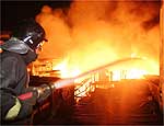 Bombeiro trabalha para conter incndio em favela