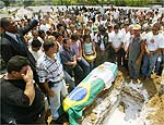Enterro de ambientalista morto a tiros em reserva do Rio