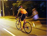 Ciclista pedala no campus da USP, na zona oeste de SP