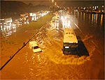 Chuva causa transbordamento do rio Tiet, em So Paulo
