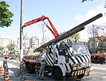 Equipes removem os ltimos postes da avenida