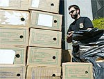 Policiais apreendem caixas de documentos em importadoras