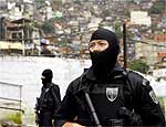 Policiais fazem operao na Rocinha (zona sul do Rio)