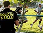 Policiais intimam Romrio a depor durante treino do Vasco