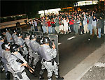 Tropa de choque retira manifestantes da Paulista