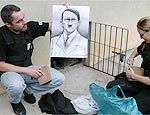 Retrato de Hitler encontrado em casa de skinheads