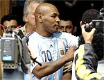 Mike Tyson veste camisa da seleo argentina de futebol