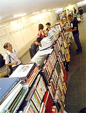 Passagem subterrnea reabre na Consolao com venda de livros