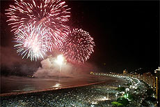 No Rio, em Copacabana, os fogos formaram os desenhos de 