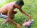 Homem retira beb que boiava na lagoa da Pampulha (MG)