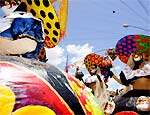 Mascarados desfilam durante o Carnaval de Bezerros