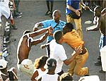 Homens brigam junto a bloco da cantora Ivete Sangalo