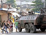 Exrcito ocupa favelas do Rio em busca de fuzis e pistola