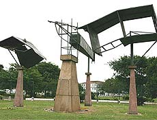 Vndalos danificam monumento a Santos Dumont e ao 14 Bis em praa de SP