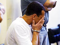 Marcola esconde o rosto durante depoimento, em junho ltimo, em priso de So Paulo