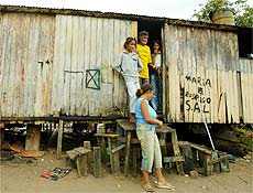 Famlia de So Simo, no interior de So Paulo, vive h 20 anos em vago abandonado