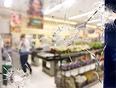 Tiros disparados durante nova onda de ataques quebram vidro de mercado em SP