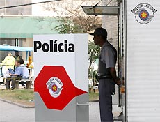 Policial militar usa escudo de ao  prova de balas em base no centro de So Paulo