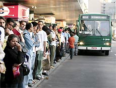 Sem metr, passageiros esperam nibus no terminal Parque Dom Pedro 2, em So Paulo