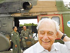 O ministro da Defesa, Waldir Pires, com aeronave e militares da Aeronutica