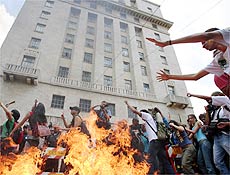 Manifestantes queimam caixes simblicos de Kassab e de Lembo no centro de So Paulo