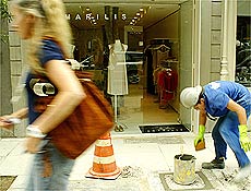 Operário trabalha na rua Oscar Freire, um dos centros de consumo de luxo de São Paulo
