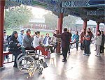 Chineses cantam no Templo do Cu, em Pequim
