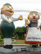 Monumento na entrada de Santa Cruz do Sul com os mascotes da Oktoberfest local