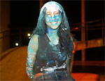 Kssia Oliveira, coberta de tinta, comemora aprovao na UnB
