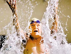 Daphinis de Lauro, 82, que há 15 anos pratica natação e faz alongamento diariamente