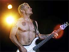 O baixista Flea, do Red Hot Chili Peppers, no show no estdio do Pacaembu; veja fotos