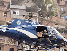 Helicptero da polcia sobrevoa a Rocinha (zona sul) aps confrontos; veja imagens