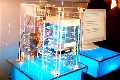 Gabinete transparente, que permite ver o interior do computador; veja outras fotos da Cebit 2003