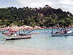 Barcos ancorados na enseada de Ganchos de Fora