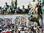 Multido aguarda chegada do corpo de Arafat em Ramallah