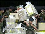 Funcionrios carregam urnas para auditoria de referendo