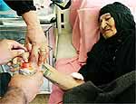 Iraquiano hospitalizado vota em eleies parlamentares