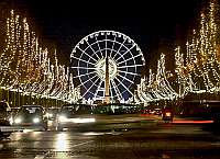 Aavenida Champs-Elyses  realada pela decorao de Natal. Ao fundo, a roda-gigante do Jardim das Tulheries