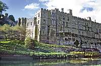 O imponente castelo de Warwick exibe pontes elevadias, muros altos e calabouos. O rio Avon corta o vilarejo de feies medievais